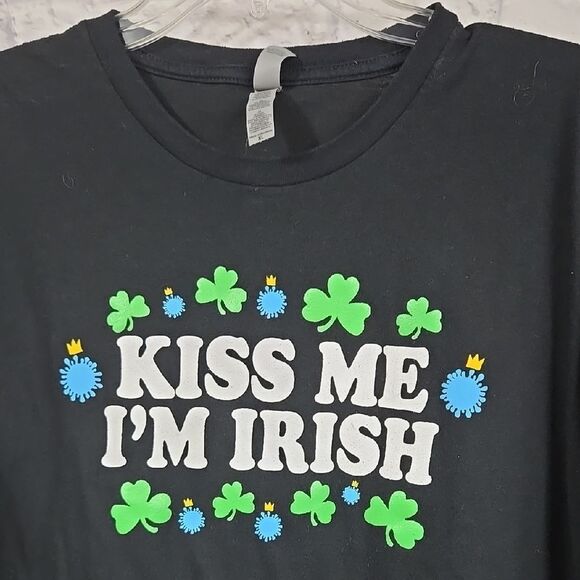 Kiss Me I'm Irish ☘️ Shamrock Tee St Patrick's Day Black Clover T-Shirt Unisex - Picture 2 of 6